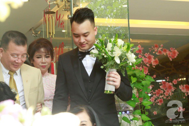Cô dâu Diệp Lâm Anh và chú rể thiếu gia trao nhau nụ hôn đắm đuối trong lễ đón dâu Cô dâu Diệp Lâm Anh và chú rể thiếu gia trao nhau nụ hôn đắm đuối trong lễ đón dâu